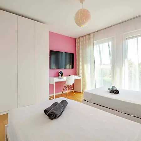 Modern House With Big Garden And Pool 普拉