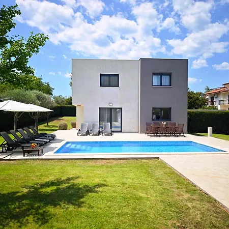 Modern House With Big Garden And Pool 民宿 *